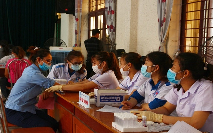 Khám bệnh, phát thuốc miễn phí cho công nhân.