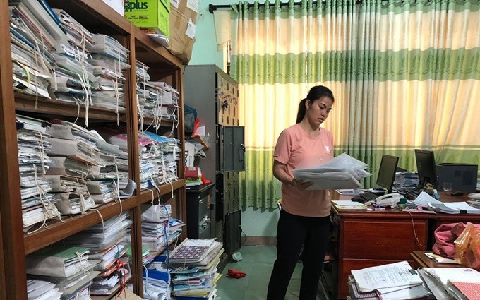 Cán bộ, công chức các đơn vị vẫn tiếp tục sắp xếp, chuyển dần tài sản đến nơi làm việc mới sau khi hợp nhất huyện Trà Bồng.