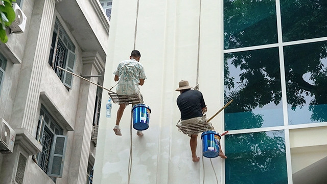 “Người nhện” không bảo hộ lao động thản nhiên làm việc trên tầng cao.