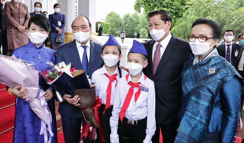 Tổng Bí thư, Chủ tịch nước Lào Thongloun Sisoulith và Phu nhân tiễn Chủ tịch nước Nguyễn Xuân Phúc và Phu nhân.Ảnh: TTXVN