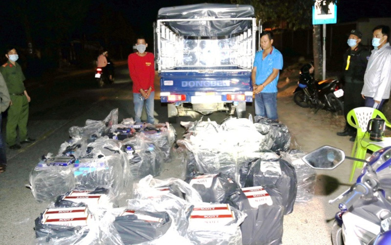 Hiện trường vụ vận chuyển thuốc lá nhập lậu tại TP Sóc Trăng. (Ảnh: CAST)