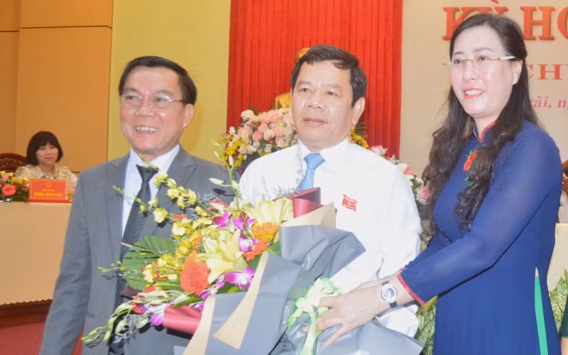 Lãnh đạo Tỉnh ủy, HĐND tỉnh Quảng Ngãi tặng hoa chúc mừng tân Chủ tịch UBND tỉnh Đặng Văn Minh.