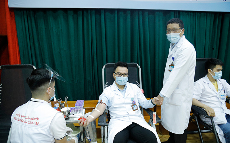 PGS, TS Lê Văn Quảng, Giám đốc Bệnh viện K đã động viên tinh thần, vận động các cán bộ tham gia hiến máu.