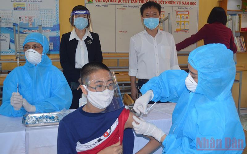 Tiêm vaccine ngừa Covid-19 cho học sinh ở Thái Bình.
