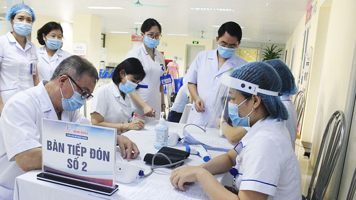 Đội ngũ y, bác sĩ tuyến đầu chống dịch được ưu tiên tiêm vaccine phòng Covid-19 đợt 1.