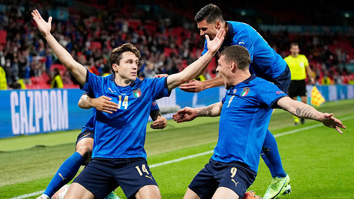 Federico Chiesa (số 14) ghi bàn thắng cực kỳ quan trọng giúp ĐT Italia vượt qua ĐT Áo ở vòng 18 EURO 2020.