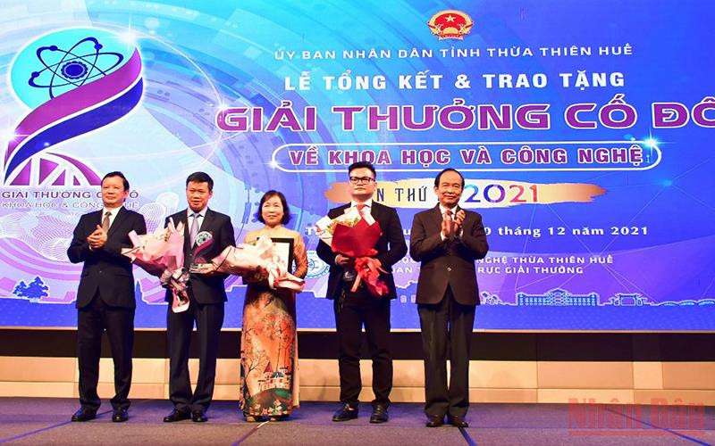 Đồng chí Bí thư Tỉnh ủy Lê Trường Lưu chúc mừng các công trình về khoa học xã hội, nhân văn đạt giải.