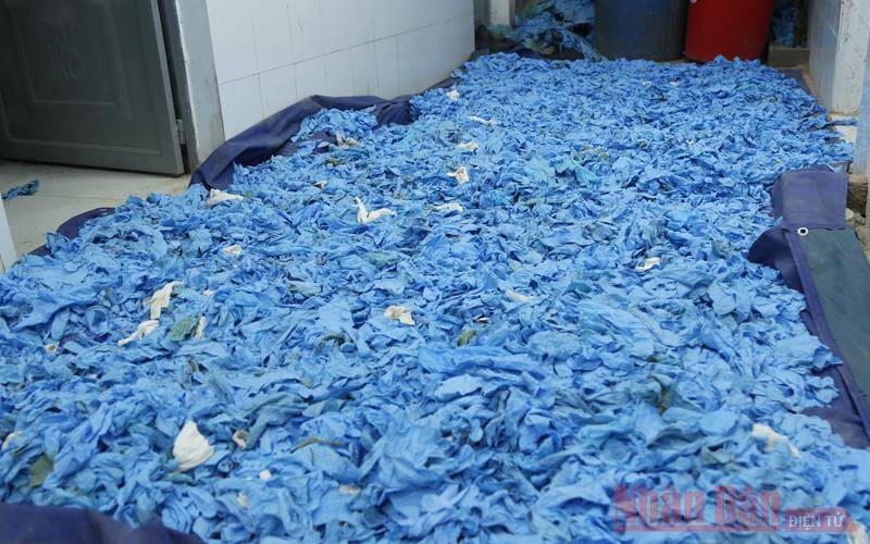 Số lượng lớn đồ bảo hộ y tế đã qua sử dụng.
