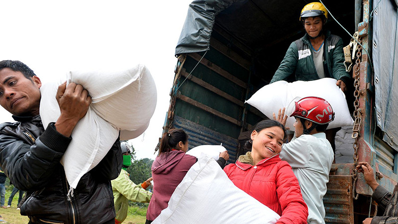 Hàng trăm nghìn tấn lương thực từ nguồn dự trữ quốc gia đã được xuất cấp kịp thời hỗ trợ đồng bào dân tộc thiểu số, vùng sâu vùng xa.