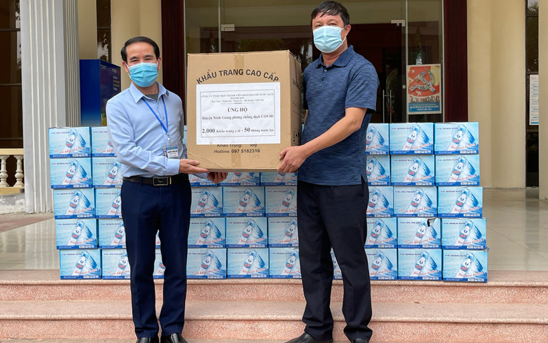 Công ty nước sạch Thanh Sơn tặng khẩu trang và nước uống cho cán bộ tuyến đầu chống dịch ở huyện Ninh Giang (Hải Dương).