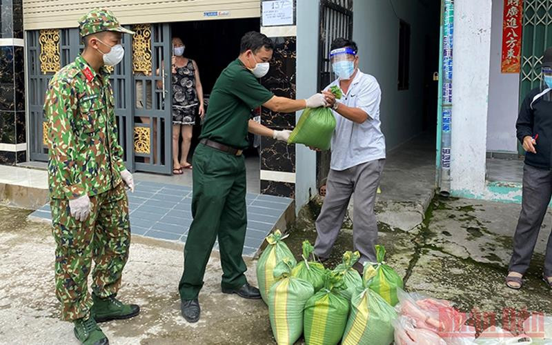 Trao hỗ trợ cho người dân đang ở trọ vùng “khóa chặt, đông cứng” tại TP Thuận An, tỉnh Bình Dương.
