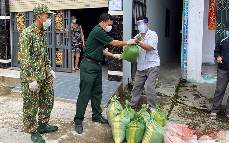 Trao hỗ trợ cho người dân đang ở trọ vùng “khóa chặt, đông cứng” tại TP Thuận An, tỉnh Bình Dương.
