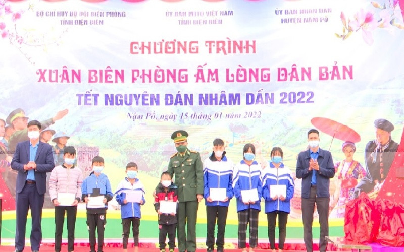 Bộ đội Biên phòng tỉnh Điện Biên trao quà tặng các cháu học sinh đang được Đồn Biên phòng Nà Hỳ chăm nuôi, hỗ trợ.