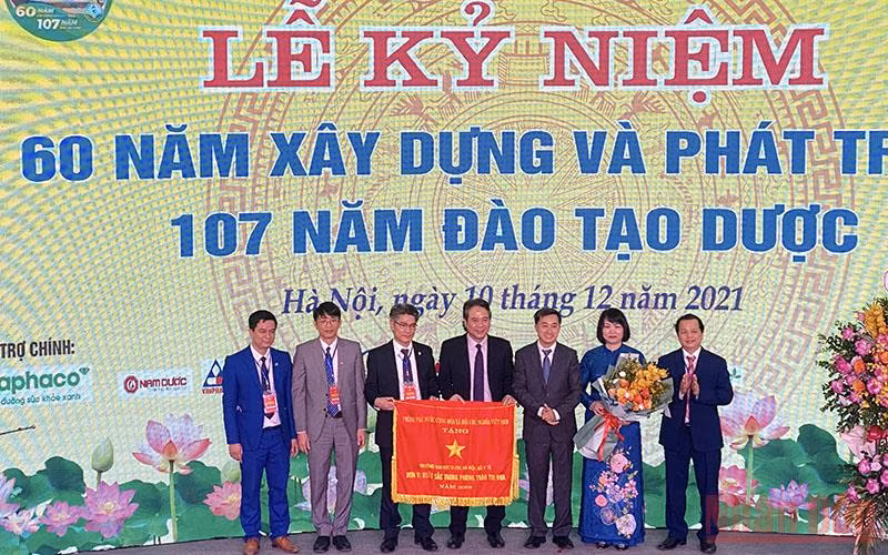 Trường đại học Dược Hà Nội đón nhận Cờ thi đua của Thủ tướng Chính phủ nhân kỷ niệm 60 năm xây dựng và phát triển. 