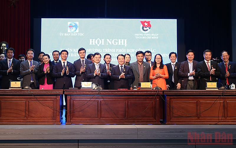 Đại diện lãnh đạo Ủy ban Dân tộc và Trung ương Đoàn ký kết chương trình phối hợp công tác giữa 2 bên.