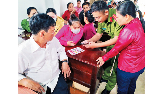 Công an xã Tân Hòa (Buôn Đôn, Đắk Lắk) hướng dẫn người dân kết nối trang zalo an ninh trật tự.