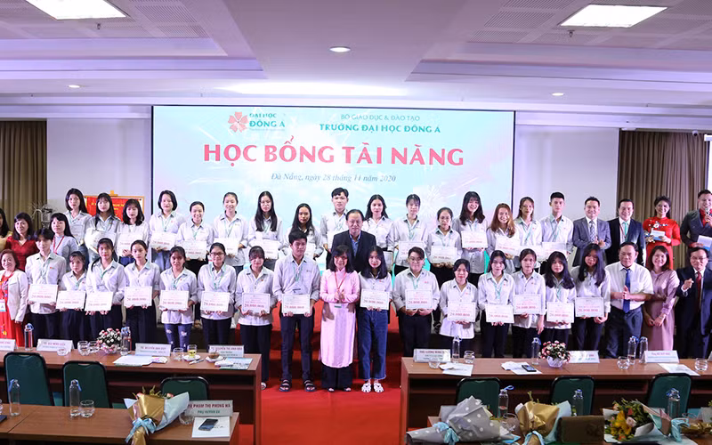 Trao học bổng toàn phần và bán phần đến 3 sinh viên có người thân qua đời và mất tích do bão lũ tại các tỉnh miền Trung.