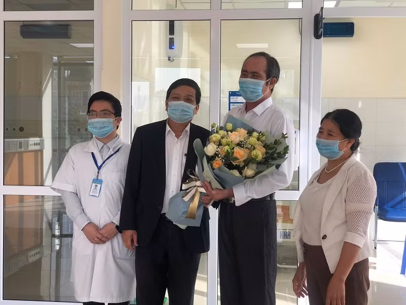 TS, BS Đinh Văn Lượng, Phó Giám đốc Bệnh viện Phổi Trung ương chúc mừng bệnh nhân xuất viện sáng 10-11.