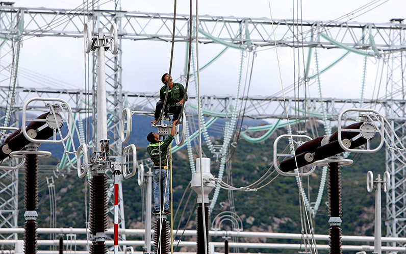 Đấu nối đường dây 500kV mạch kép từ trạm 500kV điện mặt trời Trung Nam về trạm biến áp 500kV Vĩnh Tân do EVN quản lý vận hành. Ảnh: NGỌC HÀ