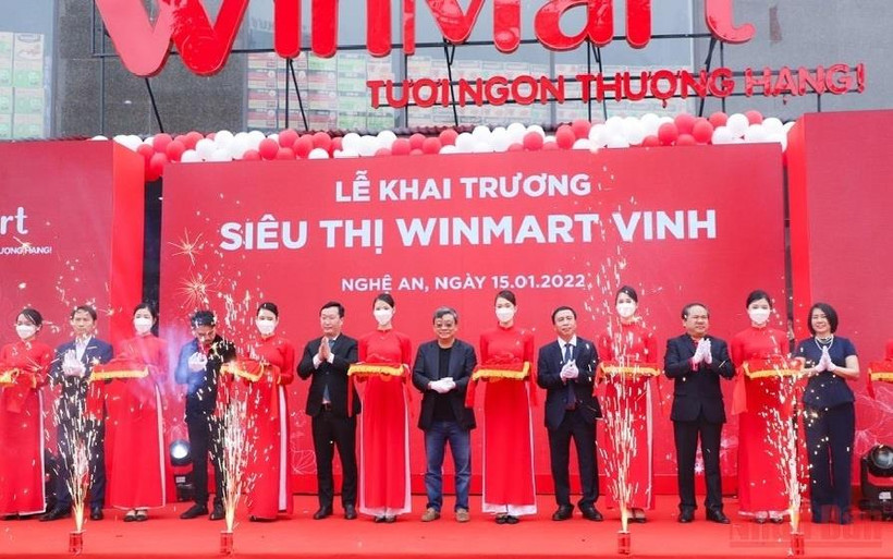 Lãnh đạo tỉnh Nghệ An và Tập đoàn Masan cắt băng khai trương siêu thị WinMart Vinh. (Ảnh: THÀNH CHÂU)