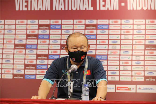 Huấn luyện viên Park Hang Seo trả lời báo giới. (Ảnh: TTXVN)