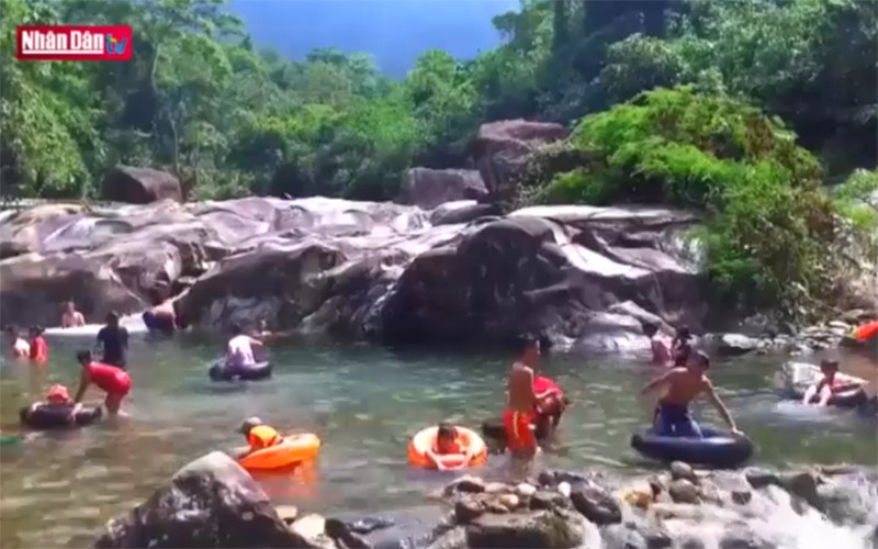 Khám phá suối Kẹm