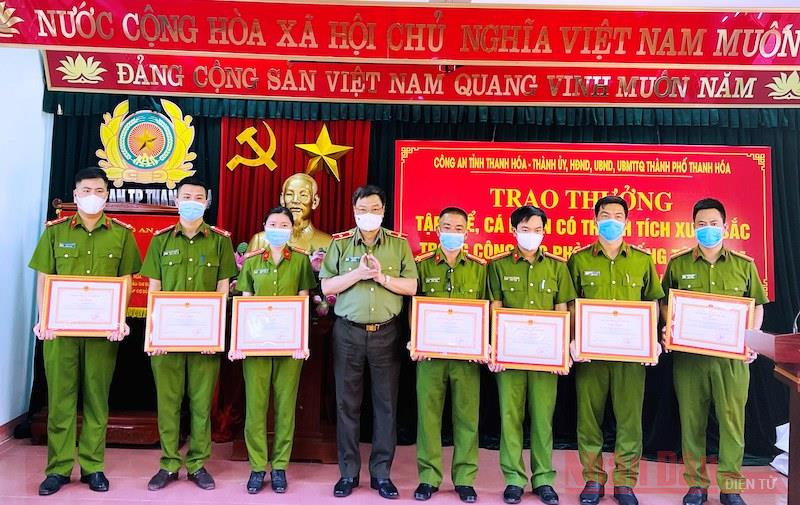 Giám đốc Công an tỉnh Thanh Hóa khen thưởng các tập thể, cá nhân lập công.