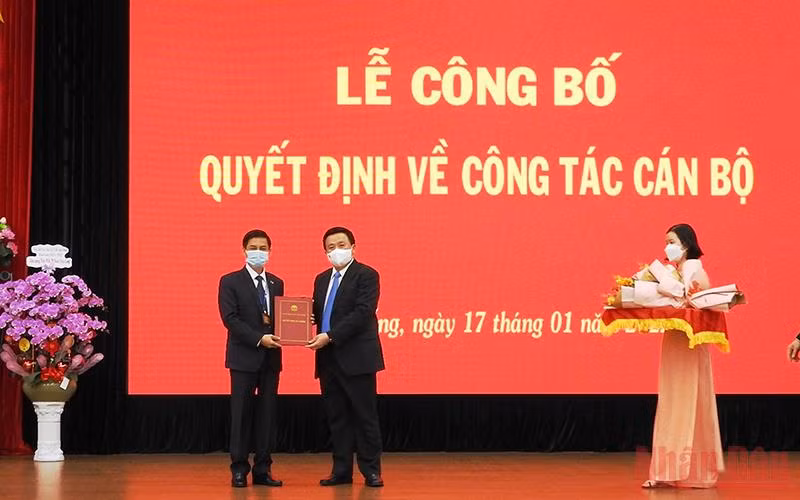 Trao Quyết định bổ nhiệm Giám đốc Học viện Chính trị Khu vực 3 cho PGS, TS Đoàn Triệu Long.