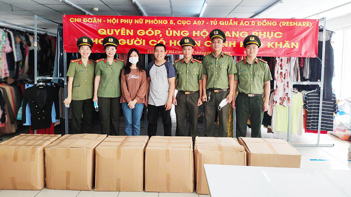 Chi đoàn - Hội Phụ nữ phòng 8, Cục A07 ủng hộ quần áo cho Tủ đồ REshare để tặng người khó khăn.