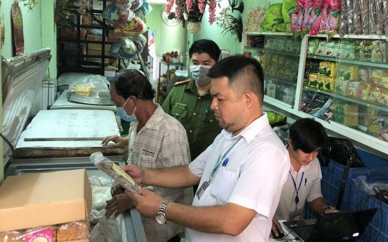 Đoàn kiểm tra liên ngành kiểm tra một cửa hàng bán đồ chay trên địa bàn TP Biên Hòa.