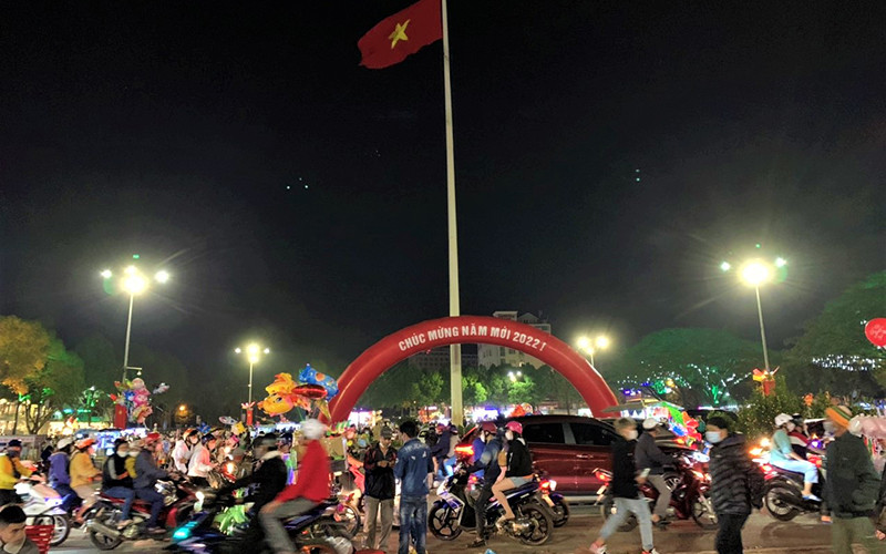 Nhiều người dân ở Đắk Lắk đổ về khu vực Ngã 6 Buôn Ma Thuột vui chơi chờ đón Giao thừa Xuân Nhâm Dần 2022.