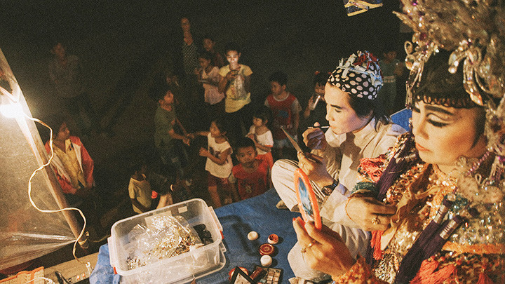 Cảnh quay các nghệ sĩ đang chuẩn bị cho nhân vật của mình trước buổi diễn.