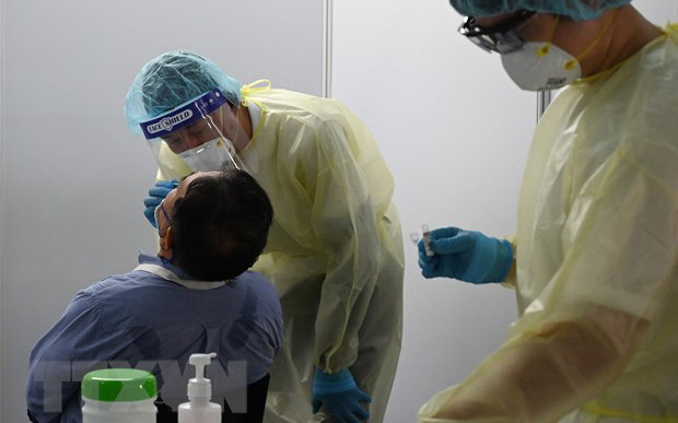 Một điểm xét nghiệm Covid-19 tại Singapore. (Ảnh: AFP/TTXVN)