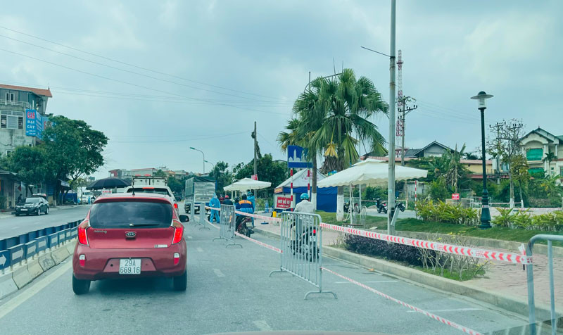 Chốt kiểm soát dịch bệnh tại cửa ngõ phía đông TP Hải Dương. 