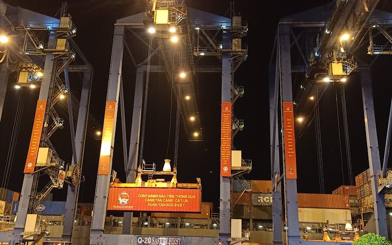 Lô hàng xuất khẩu đầu tiên được xuất tại Tổng Công ty Tân Cảng Sài Gòn