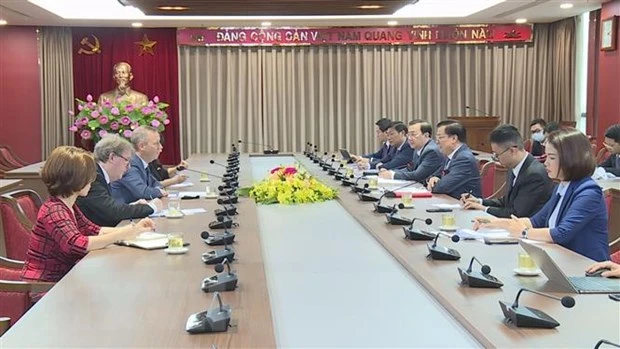 Bí thư Thành ủy Hà Nội Đinh Tiến Dũng và đại diện lãnh đạo Ủy ban Nhân dân thành phố Hà Nội tiếp đoàn công tác do Đại sứ Liên hiệp Vương quốc Anh và Bắc Ireland tại Việt Nam Gareth Ward dẫn đầu. (Ảnh: TTXVN)