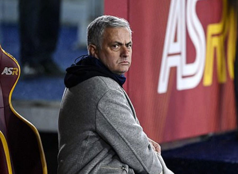 Jose Mourinho thẫn thờ sau thất bại 3-4 trước Juventus ngày 10/1. (Ảnh: WhatsNew2Day)