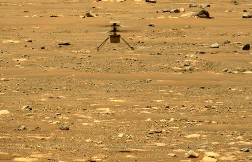 Trực thăng Ingenuity lơ lửng trên bề mặt sao Hỏa ngày 22-4. Ảnh: NASA.