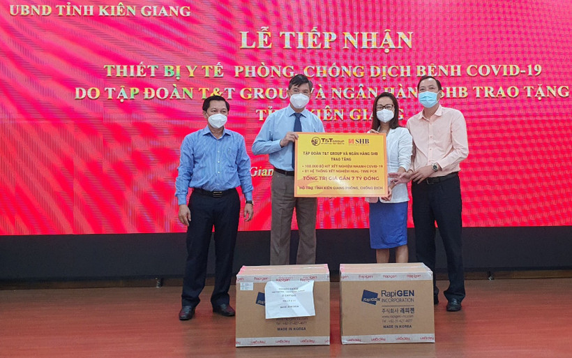 Trao bảng tượng trưng tại buổi tiếp nhận ngày 1/12.