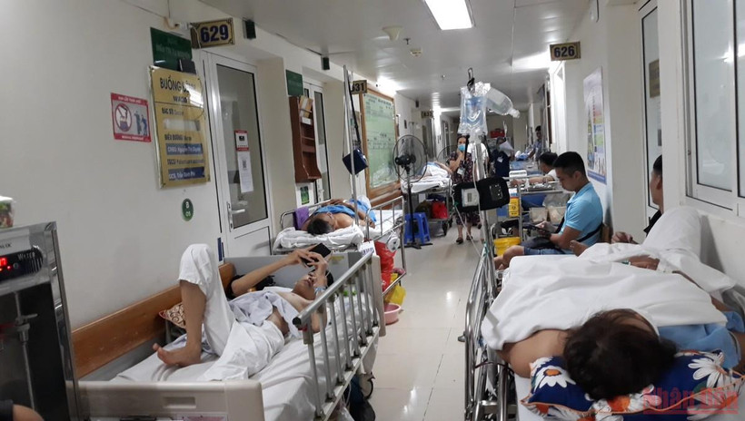 Việc thiếu thuốc, trang thiết bị y tế khiến ngay cả các bác sĩ cũng gặp khó. (Ảnh: THIÊN LAM)