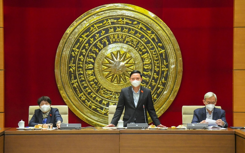 Phó Chủ tịch Quốc hội Nguyễn Khắc Định điều hành phiên họp của Tổ Công tác nhằm tháo gỡ nhiều vấn đề trong việc mở cửa lại trường học, bảo đảm sức khỏe cho học sinh và giáo viên. (Ảnh: Cổng Thông tin điện tử Quốc hội)