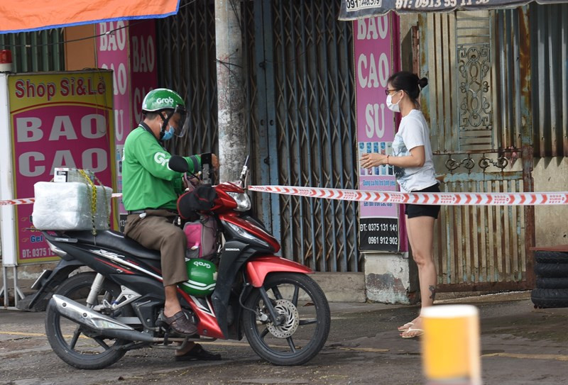Một  shipper giao hàng tại phường Long Bình, TP Biên Hòa (Đồng Nai).
