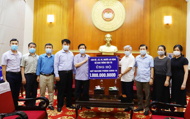 Tiếp nhận ủng hộ Quỹ Vaccine phòng Covid-19 từ Bộ Giao thông vận tải. Ảnh: TIẾN DIỆP