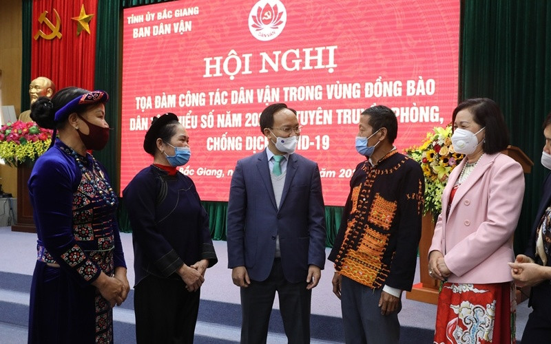 Các đại biểu trao đổi thảo luận tại hội nghị.