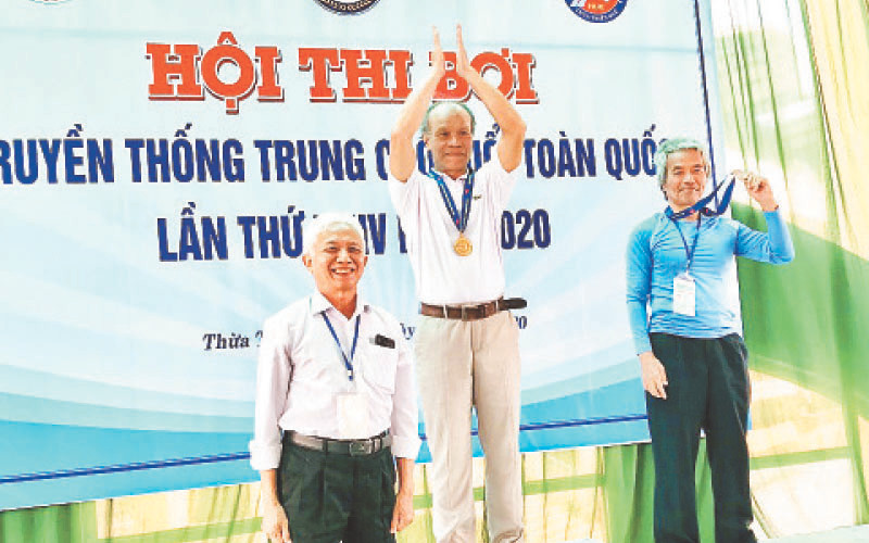 Ông Phạm Khắc Tạo (người đầu tiên bên trái) tại Hội thi bơi truyền thống trung cao tuổi toàn quốc năm 2020.