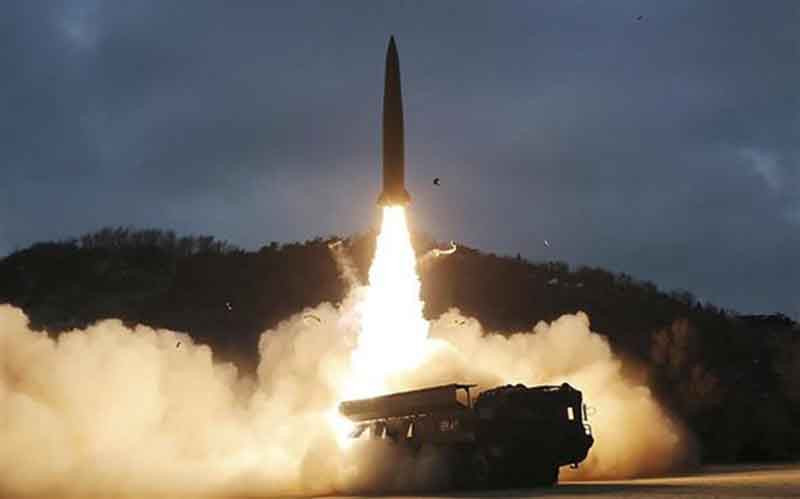 Một vụ phóng thử tên lửa dẫn đường chiến thuật đất đối đất do Học viện Khoa học Quốc phòng Triều Tiên tiến hành tại một địa điểm không xác định. (Ảnh: TTXVN)