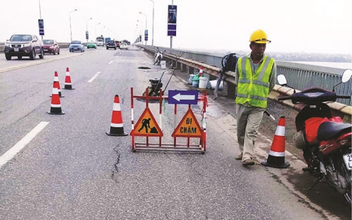 Tiến hành sửa cầu Thăng Long.