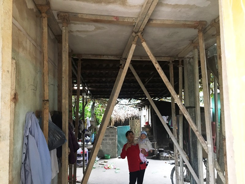 Chủ đầu tư phải gia cố cột chống nhà cho gia đình ông Nguyễn Ngọc Lập.