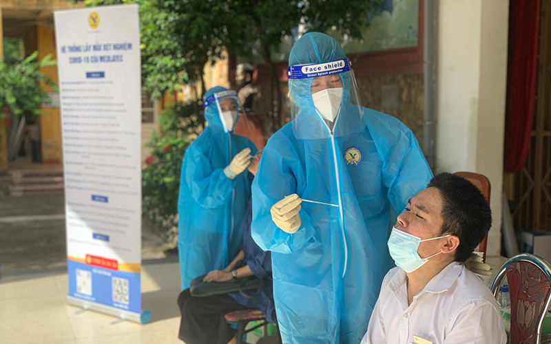 Lấy mẫu cho người dân tại khu vực quận Ba Đình. (Ảnh: NT)