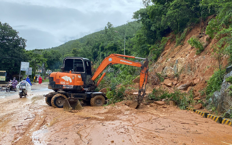 Hiện trường vụ sạt lở núi trên Quốc lộ 1D đoạn qua phường Ghềnh Ráng, thành phố Quy Nhơn, tỉnh Bình Định.